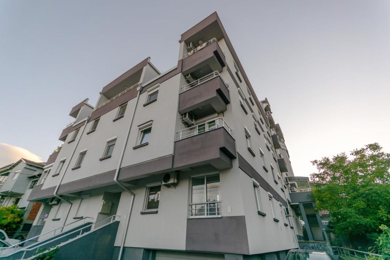 One Bedroom Apartment With Private Parking Skopje Exterior photo