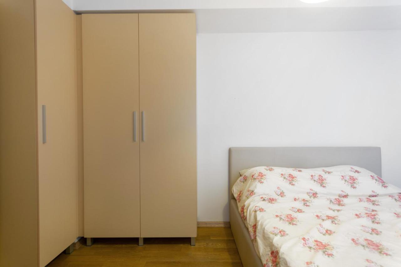 One Bedroom Apartment With Private Parking Skopje Exterior photo